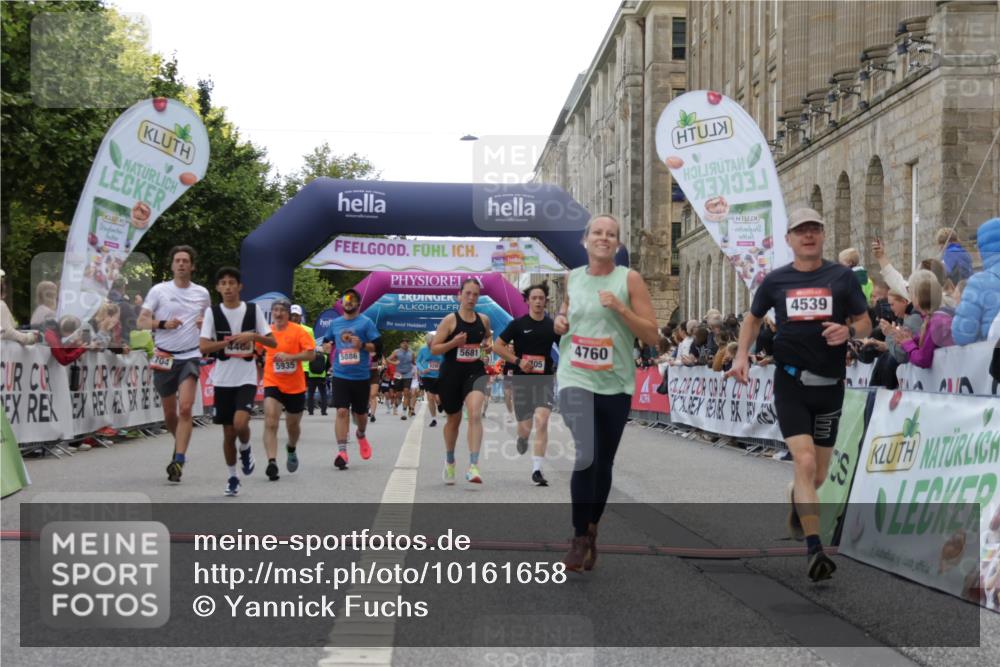 06.09.2026 - CURREX Alsterlauf Yannick Fuchs http://msf.ph/oto/10161658 06.09.2026 09:53:10 Ziel 2464, 2704, 2930, 3913, 4269, 4305, 4336, 4465, 4539, 4707, 4708, 4760, 5202, 5253, 5681, 5886, 5935, 6156, 8190, 8334 meine-sportfotos.de
