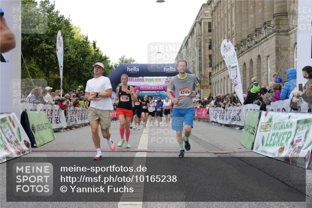 06.09.2026 - CURREX Alsterlauf Yannick Fuchs http://msf.ph/oto/10165238 06.09.2026 09:53:27 Ziel 2460, 2536, 2554, 2561, 2666, 2766, 3065, 3205, 3395, 3396, 3531, 3953, 4620, 4749, 4808, 4980, 5029, 5133, 5822, 5983, 8006, 8187 meine-sportfotos.de