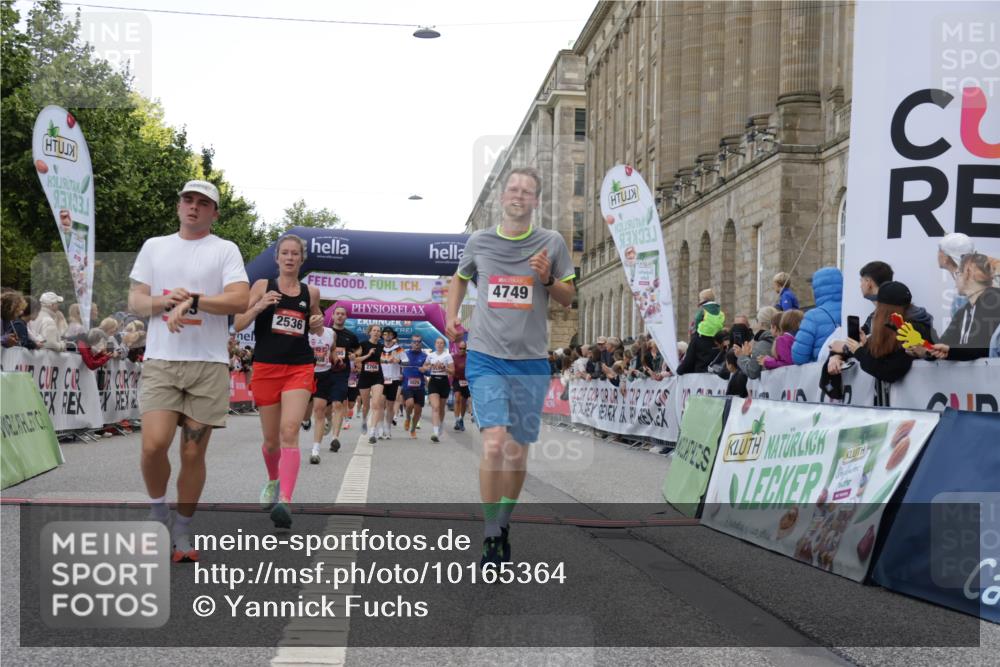 06.09.2026 - CURREX Alsterlauf Yannick Fuchs http://msf.ph/oto/10165364 06.09.2026 09:53:27 Ziel 2460, 2536, 2554, 2561, 2666, 2766, 3065, 3205, 3395, 3396, 3531, 3953, 4620, 4749, 4808, 4980, 5029, 5133, 5822, 5983, 8006, 8187 meine-sportfotos.de