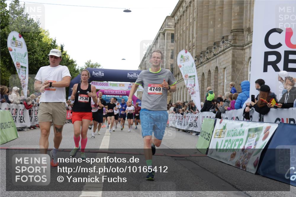 06.09.2026 - CURREX Alsterlauf Yannick Fuchs http://msf.ph/oto/10165412 06.09.2026 09:53:27 Ziel 2460, 2536, 2554, 2561, 2666, 2766, 3065, 3205, 3395, 3396, 3531, 3953, 4620, 4749, 4808, 4980, 5029, 5133, 5822, 5983, 8006, 8187 meine-sportfotos.de