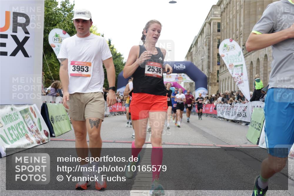 06.09.2026 - CURREX Alsterlauf Yannick Fuchs http://msf.ph/oto/10165579 06.09.2026 09:53:28 Ziel 2460, 2536, 2554, 2561, 2666, 2766, 3065, 3205, 3395, 3396, 3531, 3953, 4620, 4749, 4808, 4945, 4980, 5029, 5133, 5546, 5822, 5839, 8006 meine-sportfotos.de