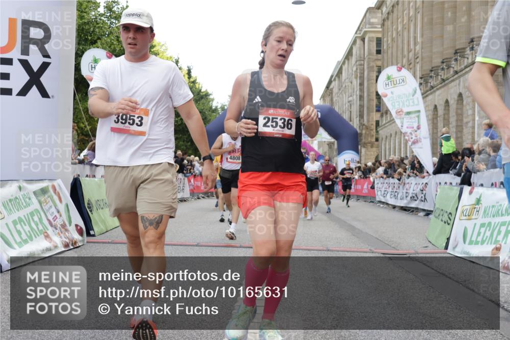 06.09.2026 - CURREX Alsterlauf Yannick Fuchs http://msf.ph/oto/10165631 06.09.2026 09:53:29 Ziel 2536, 2561, 2666, 2766, 2782, 3065, 3205, 3531, 3953, 4620, 4749, 4808, 4945, 4980, 5029, 5133, 5546, 5822, 5839, 8006, 8133 meine-sportfotos.de