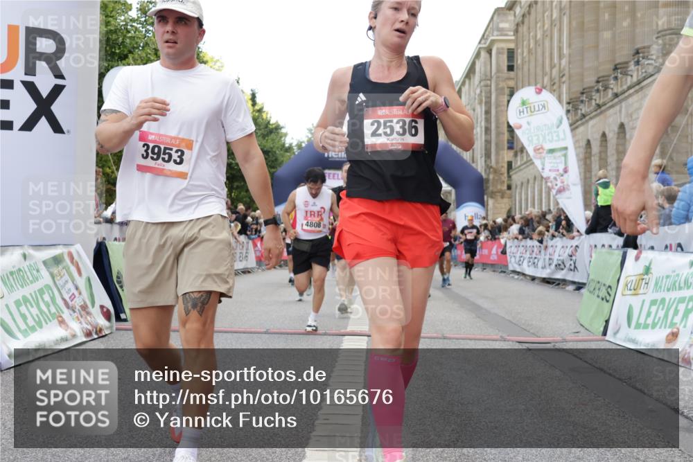 06.09.2026 - CURREX Alsterlauf Yannick Fuchs http://msf.ph/oto/10165676 06.09.2026 09:53:29 Ziel 2536, 2561, 2666, 2766, 2782, 3065, 3205, 3531, 3953, 4620, 4749, 4808, 4945, 4980, 5029, 5133, 5546, 5822, 5839, 8006, 8133 meine-sportfotos.de