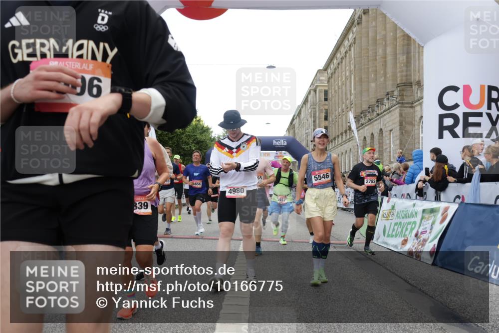 06.09.2026 - CURREX Alsterlauf Yannick Fuchs http://msf.ph/oto/10166775 06.09.2026 09:53:35 Ziel 2666, 2766, 2782, 3205, 3458, 3531, 4082, 4283, 4572, 4620, 4797, 4808, 4832, 4937, 4945, 4980, 5029, 5110, 5236, 5446, 5546, 5656, 5782, 5822, 5839, 6372, 6455, 8006, 8133, 8135 meine-sportfotos.de