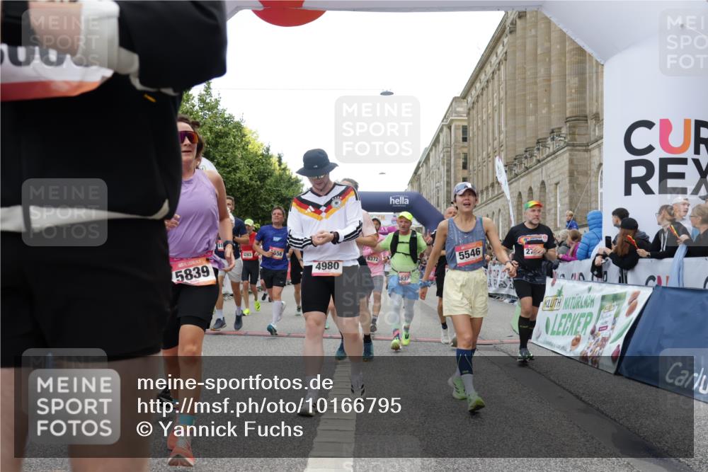06.09.2026 - CURREX Alsterlauf Yannick Fuchs http://msf.ph/oto/10166795 06.09.2026 09:53:35 Ziel 2666, 2766, 2782, 3205, 3458, 3531, 4082, 4283, 4572, 4620, 4797, 4808, 4832, 4937, 4945, 4980, 5029, 5110, 5236, 5446, 5546, 5656, 5782, 5822, 5839, 6372, 6455, 8006, 8133, 8135 meine-sportfotos.de