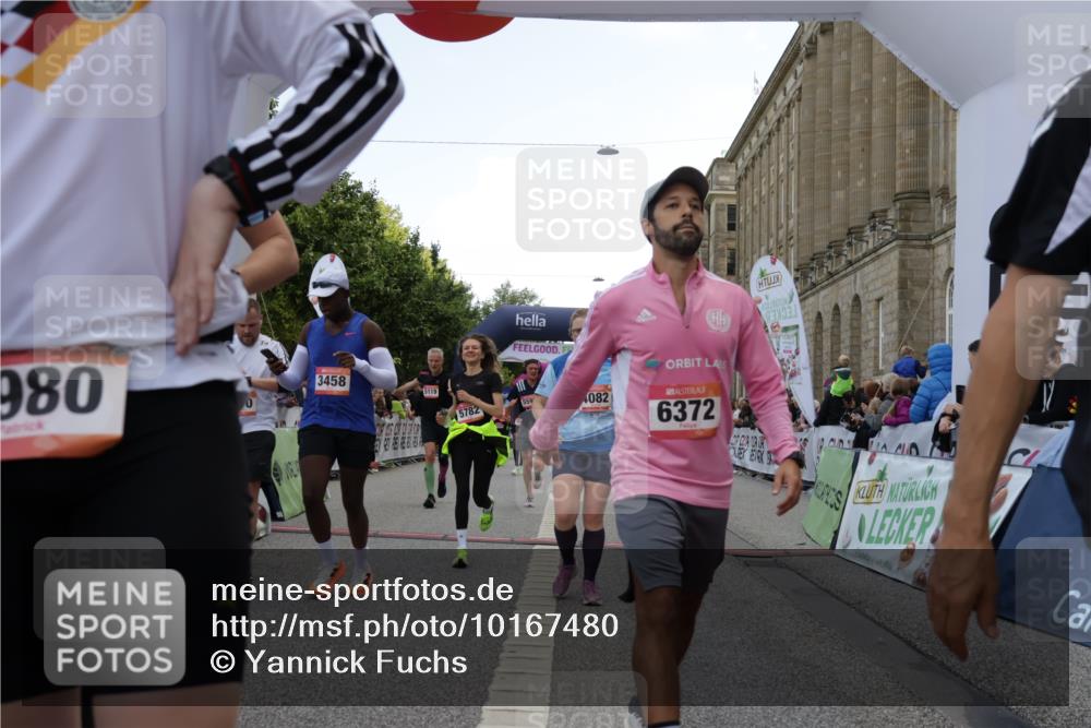 06.09.2026 - CURREX Alsterlauf Yannick Fuchs http://msf.ph/oto/10167480 06.09.2026 09:53:39 Ziel 2537, 2666, 2782, 3205, 3458, 3964, 4082, 4283, 4571, 4572, 4797, 4832, 4937, 4945, 4980, 5029, 5110, 5119, 5236, 5446, 5546, 5590, 5656, 5782, 5822, 5839, 6372, 6455, 6477, 8006, 8133, 8135 meine-sportfotos.de