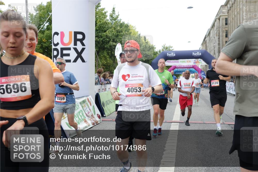 06.09.2026 - CURREX Alsterlauf Yannick Fuchs http://msf.ph/oto/10174986 06.09.2026 09:54:13 Ziel 2359, 2405, 2415, 2530, 3391, 3483, 3701, 3944, 4053, 4054, 4182, 4308, 4309, 4564, 4965, 5103, 5120, 5182, 5353, 5354, 5528, 5684, 5696, 5900, 6016, 6184, 6287, 8246, 8299, 8322 meine-sportfotos.de