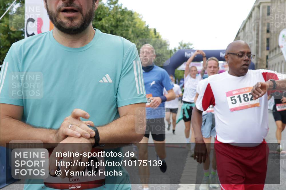 06.09.2026 - CURREX Alsterlauf Yannick Fuchs http://msf.ph/oto/10175139 06.09.2026 09:54:16 Ziel 2359, 2405, 2415, 2530, 3391, 3483, 3770, 4053, 4054, 4182, 4308, 4309, 4316, 4326, 4564, 5103, 5120, 5182, 5353, 5528, 5684, 5696, 5900, 5934, 6287, 6442 meine-sportfotos.de