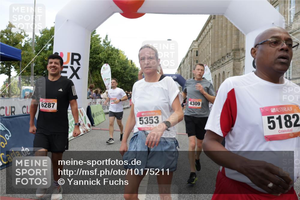 06.09.2026 - CURREX Alsterlauf Yannick Fuchs http://msf.ph/oto/10175211 06.09.2026 09:54:17 Ziel 2359, 2405, 2415, 2530, 3391, 3393, 3591, 3770, 4053, 4054, 4182, 4308, 4309, 4316, 4326, 4564, 5103, 5120, 5182, 5353, 5900, 5934, 6287, 6442, 8179 meine-sportfotos.de