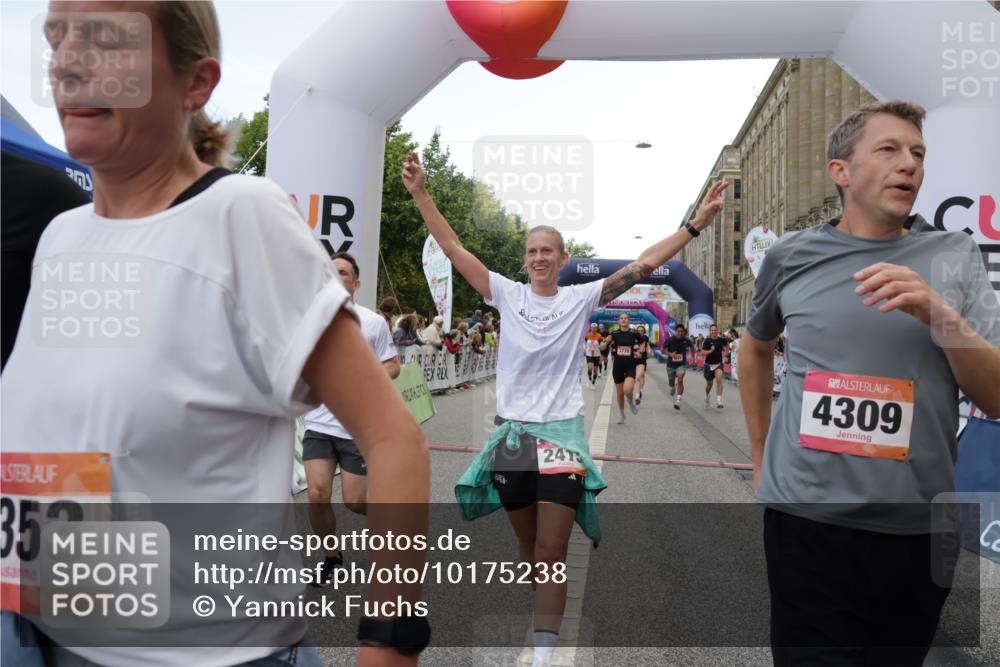 06.09.2026 - CURREX Alsterlauf Yannick Fuchs http://msf.ph/oto/10175238 06.09.2026 09:54:18 Ziel 2359, 2405, 2415, 2530, 3391, 3393, 3591, 3770, 4053, 4054, 4182, 4308, 4309, 4316, 4326, 4564, 5103, 5120, 5182, 5353, 5579, 5900, 5934, 6287, 6442, 8179 meine-sportfotos.de