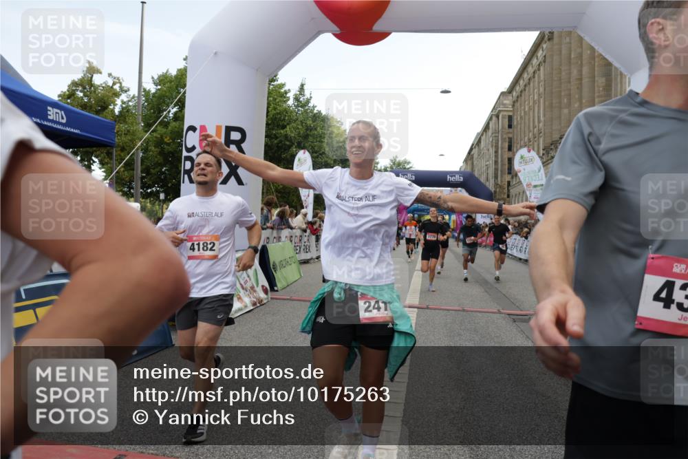 06.09.2026 - CURREX Alsterlauf Yannick Fuchs http://msf.ph/oto/10175263 06.09.2026 09:54:18 Ziel 2359, 2405, 2415, 2530, 3391, 3393, 3591, 3770, 4053, 4054, 4182, 4308, 4309, 4316, 4326, 4564, 5103, 5120, 5182, 5353, 5579, 5900, 5934, 6287, 6442, 8179 meine-sportfotos.de