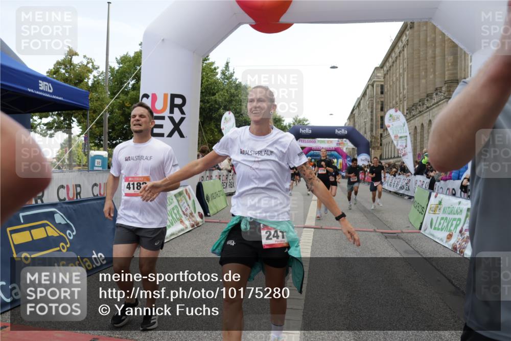 06.09.2026 - CURREX Alsterlauf Yannick Fuchs http://msf.ph/oto/10175280 06.09.2026 09:54:19 Ziel 2359, 2405, 2415, 2530, 3391, 3393, 3591, 3770, 4182, 4308, 4309, 4316, 4326, 4564, 5120, 5182, 5353, 5579, 5900, 5934, 6194, 6287, 6442, 8179 meine-sportfotos.de