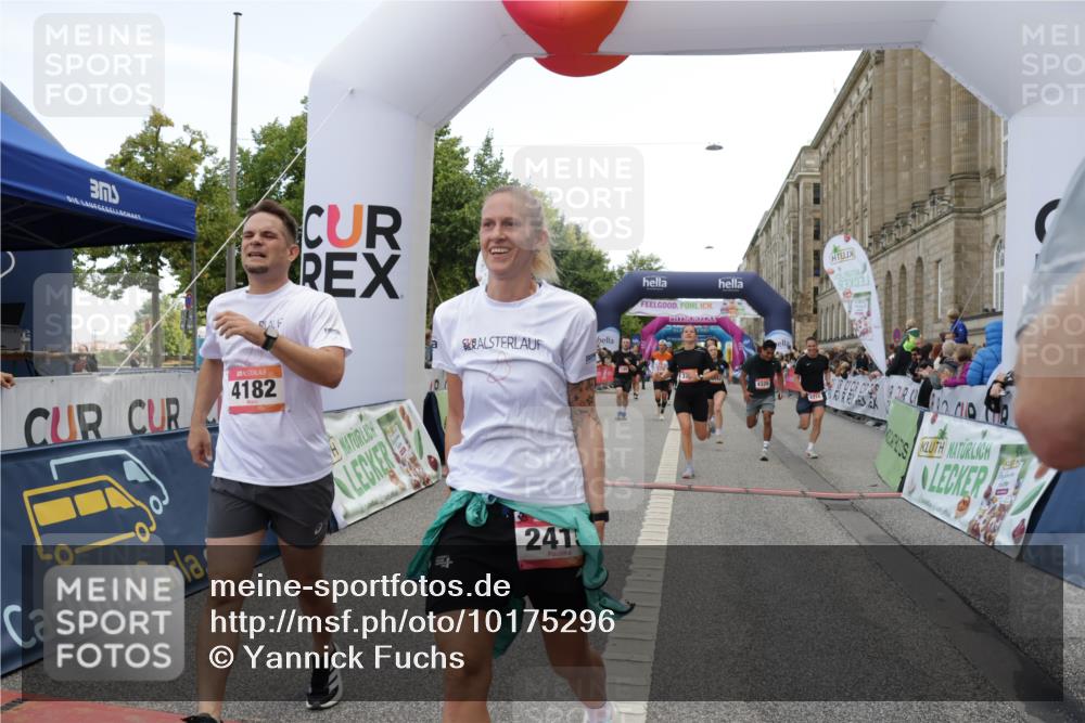06.09.2026 - CURREX Alsterlauf Yannick Fuchs http://msf.ph/oto/10175296 06.09.2026 09:54:19 Ziel 2359, 2405, 2415, 2530, 3391, 3393, 3591, 3770, 4182, 4308, 4309, 4316, 4326, 4564, 5120, 5182, 5353, 5579, 5900, 5934, 6194, 6287, 6442, 8179 meine-sportfotos.de