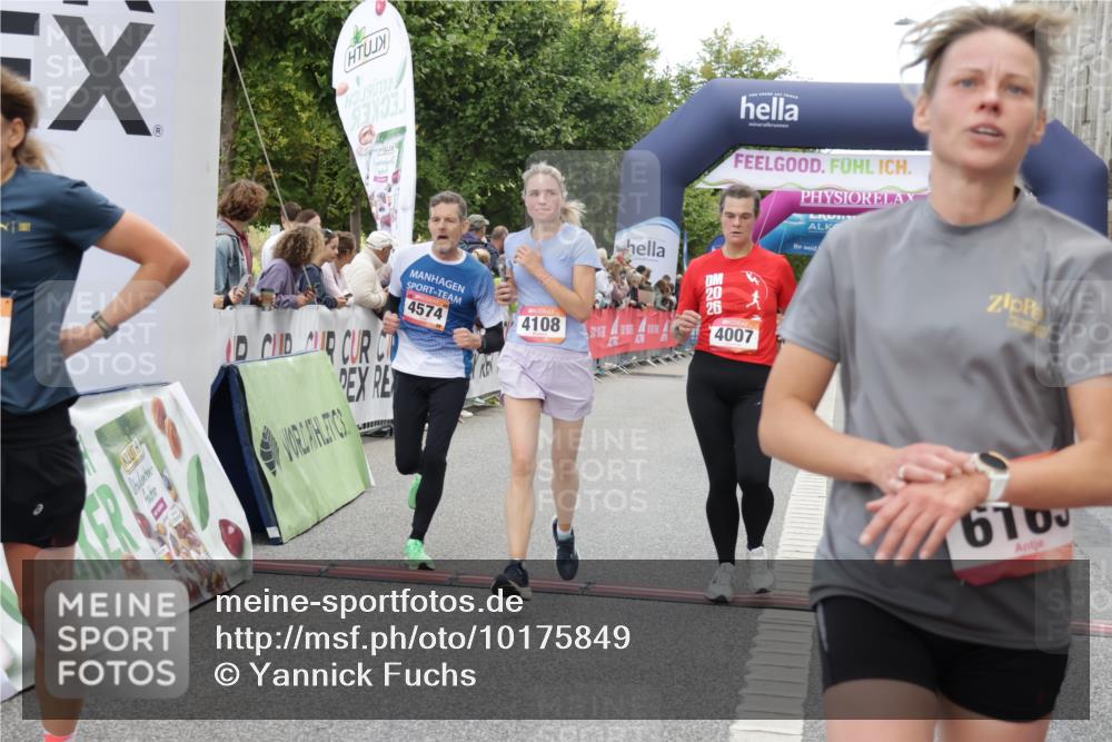 06.09.2026 - CURREX Alsterlauf Yannick Fuchs http://msf.ph/oto/10175849 06.09.2026 09:54:28 Ziel 2162, 3393, 3591, 4007, 4108, 4574, 4661, 5579, 5934, 6051, 6163, 6175, 6194, 6469, 8179 meine-sportfotos.de