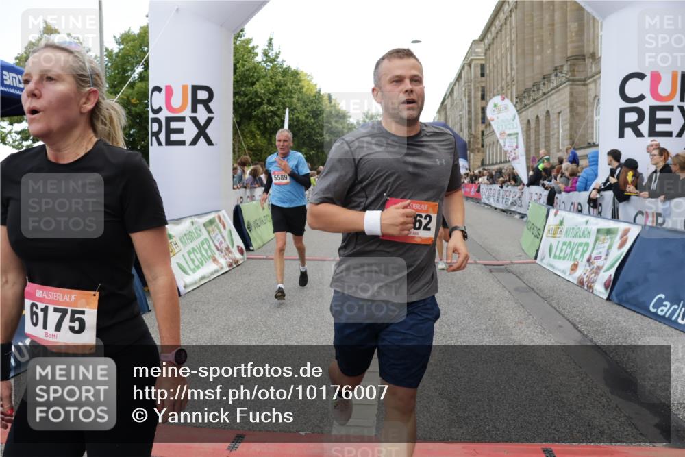 06.09.2026 - CURREX Alsterlauf Yannick Fuchs http://msf.ph/oto/10176007 06.09.2026 09:54:35 Ziel 2162, 2179, 2477, 3410, 3478, 4007, 4108, 4574, 5116, 5250, 5447, 5589, 5654, 5700, 5701, 6011, 6051, 6175, 6329, 6331, 6437 meine-sportfotos.de