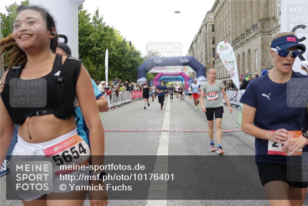 06.09.2026 - CURREX Alsterlauf Yannick Fuchs http://msf.ph/oto/10176401 06.09.2026 09:54:42 Ziel 2179, 2433, 2451, 2477, 3233, 3410, 3413, 3478, 3629, 4974, 5116, 5250, 5447, 5589, 5654, 5700, 5701, 6011, 6079, 6329, 6331, 6437 meine-sportfotos.de