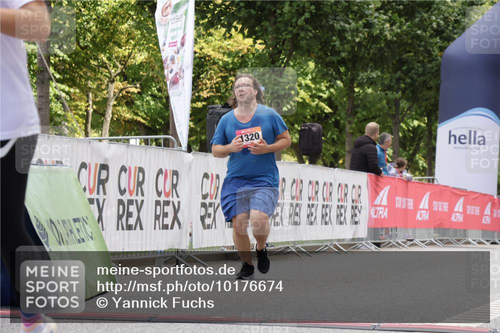 06.09.2026 - CURREX Alsterlauf Yannick Fuchs http://msf.ph/oto/10176674 06.09.2026 12:02:24 Ziel 1072, 1320, 1337 meine-sportfotos.de