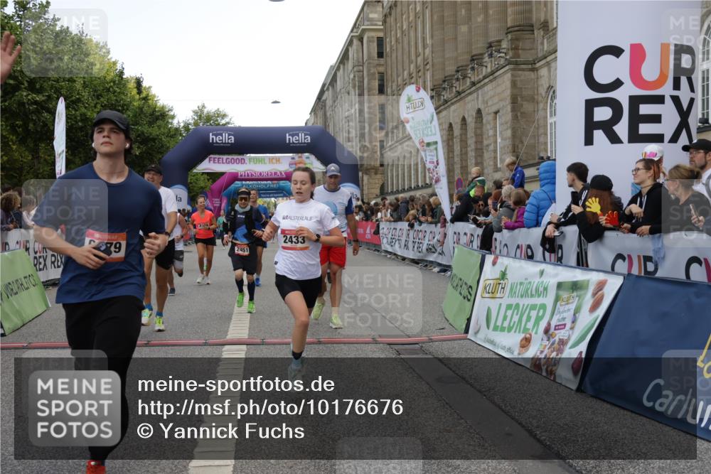 06.09.2026 - CURREX Alsterlauf Yannick Fuchs http://msf.ph/oto/10176676 06.09.2026 09:54:46 Ziel 2179, 2433, 2451, 2477, 2640, 3233, 3413, 3478, 3629, 4206, 4394, 4974, 5116, 5250, 5447, 5654, 5657, 5666, 5700, 5701, 6079, 6210, 6329, 6331 meine-sportfotos.de
