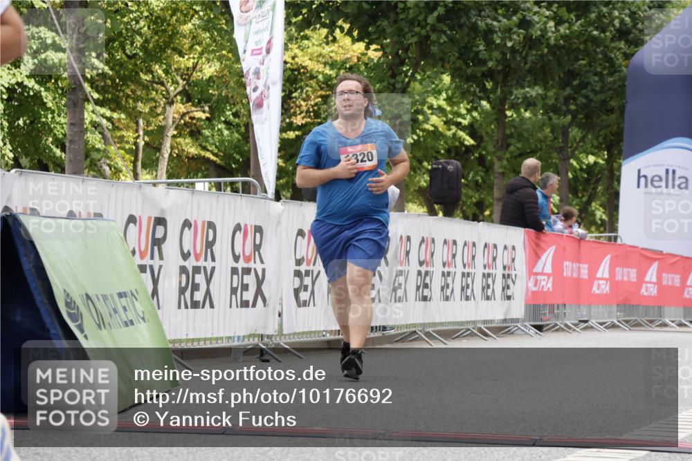 06.09.2026 - CURREX Alsterlauf Yannick Fuchs http://msf.ph/oto/10176692 06.09.2026 12:02:24 Ziel 1072, 1320, 1337 meine-sportfotos.de