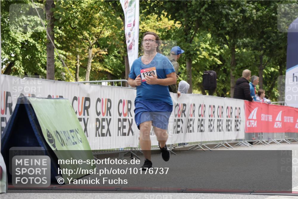 06.09.2026 - CURREX Alsterlauf Yannick Fuchs http://msf.ph/oto/10176737 06.09.2026 12:02:25 Ziel 1072, 1320, 1337 meine-sportfotos.de