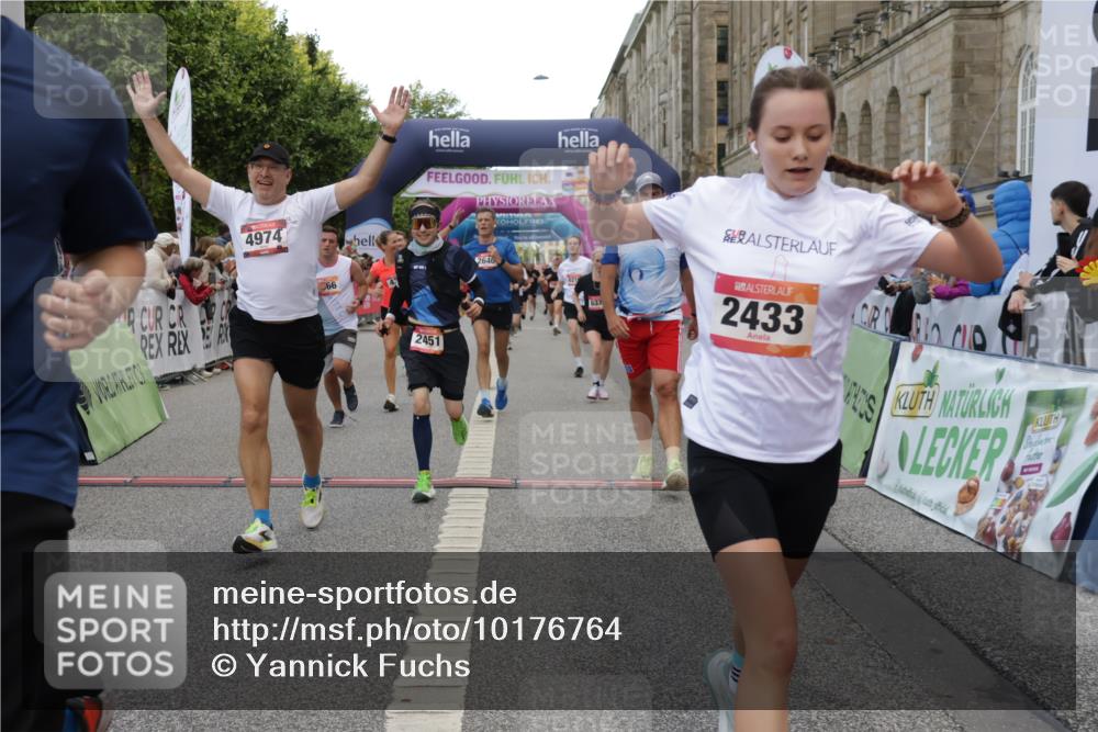 06.09.2026 - CURREX Alsterlauf Yannick Fuchs http://msf.ph/oto/10176764 06.09.2026 09:54:47 Ziel 2433, 2451, 2587, 2640, 3233, 3413, 3629, 3991, 4206, 4394, 4974, 5165, 5447, 5657, 5666, 5700, 5701, 6079, 6210, 6329, 6331 meine-sportfotos.de