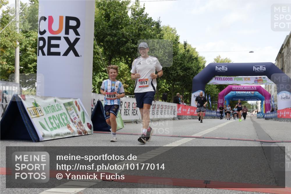 06.09.2026 - CURREX Alsterlauf Yannick Fuchs http://msf.ph/oto/10177014 06.09.2026 12:02:36 Ziel 1017, 1019 meine-sportfotos.de