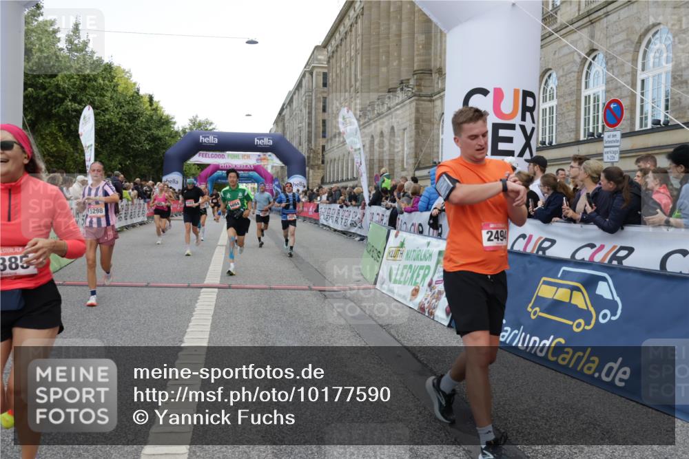 06.09.2026 - CURREX Alsterlauf Yannick Fuchs http://msf.ph/oto/10177590 06.09.2026 09:55:00 Ziel 2184, 2261, 2314, 2395, 2397, 2494, 2502, 2826, 2962, 3251, 3291, 3341, 3363, 4322, 4335, 4458, 4839, 5094, 5298, 5385, 6191 meine-sportfotos.de
