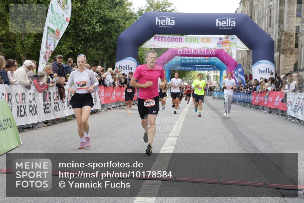 06.09.2026 - CURREX Alsterlauf Yannick Fuchs http://msf.ph/oto/10178584 06.09.2026 09:55:15 Ziel 2348, 2499, 2908, 4266, 4512, 4615, 4622, 4686, 4765, 4956, 5721, 5855, 6216 meine-sportfotos.de
