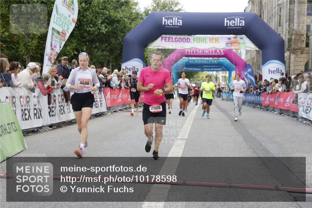 06.09.2026 - CURREX Alsterlauf Yannick Fuchs http://msf.ph/oto/10178598 06.09.2026 09:55:15 Ziel 2348, 2499, 2908, 4266, 4512, 4615, 4622, 4686, 4765, 4956, 5721, 5855, 6216 meine-sportfotos.de