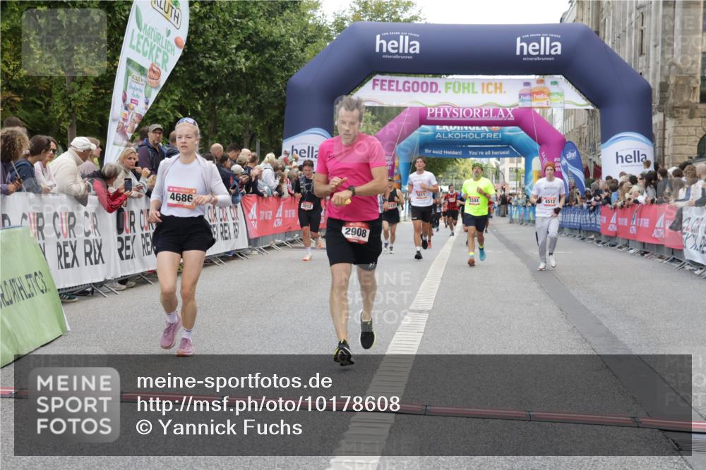 06.09.2026 - CURREX Alsterlauf Yannick Fuchs http://msf.ph/oto/10178608 06.09.2026 09:55:15 Ziel 2348, 2499, 2908, 4266, 4512, 4615, 4622, 4686, 4765, 4956, 5721, 5855, 6216 meine-sportfotos.de