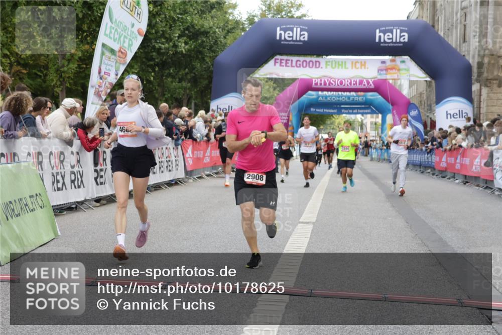 06.09.2026 - CURREX Alsterlauf Yannick Fuchs http://msf.ph/oto/10178625 06.09.2026 09:55:15 Ziel 2348, 2499, 2908, 4266, 4512, 4615, 4622, 4686, 4765, 4956, 5721, 5855, 6216 meine-sportfotos.de