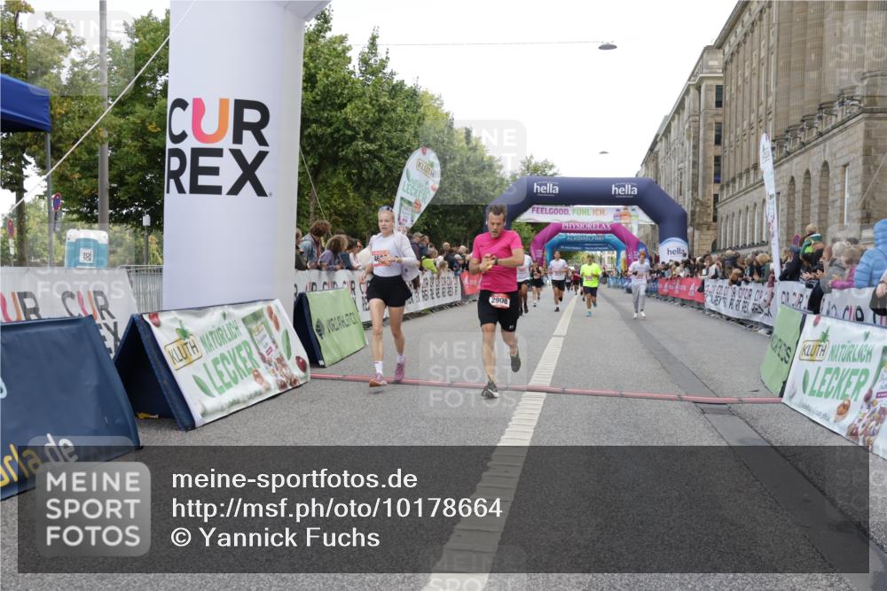 06.09.2026 - CURREX Alsterlauf Yannick Fuchs http://msf.ph/oto/10178664 06.09.2026 09:55:16 Ziel 2012, 2499, 2908, 3344, 4266, 4512, 4615, 4622, 4686, 4765, 4956, 5721, 5855, 6216 meine-sportfotos.de