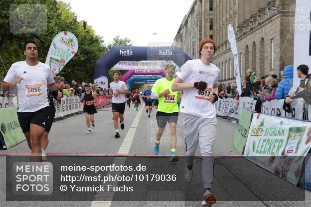 06.09.2026 - CURREX Alsterlauf Yannick Fuchs http://msf.ph/oto/10179036 06.09.2026 09:55:20 Ziel 2012, 2231, 2908, 3126, 3344, 3484, 4512, 4615, 4686, 5211, 5314, 5855, 6293 meine-sportfotos.de