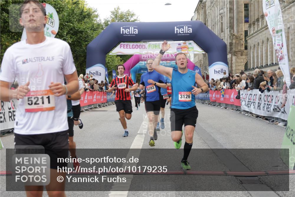 06.09.2026 - CURREX Alsterlauf Yannick Fuchs http://msf.ph/oto/10179235 06.09.2026 09:55:24 Ziel 2012, 2231, 2232, 3126, 3344, 3484, 4512, 4688, 5211, 5314, 5855, 6293, 6367 meine-sportfotos.de