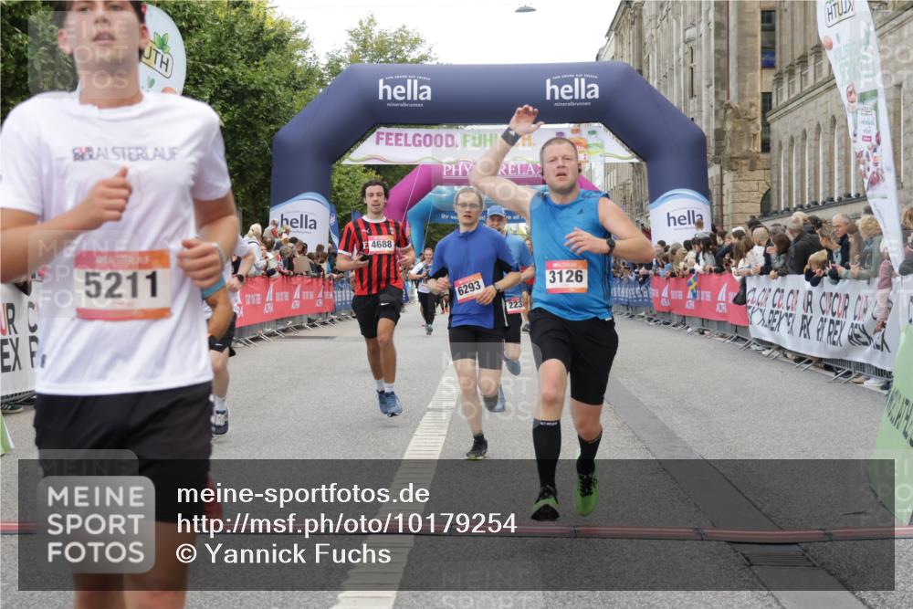 06.09.2026 - CURREX Alsterlauf Yannick Fuchs http://msf.ph/oto/10179254 06.09.2026 09:55:24 Ziel 2012, 2231, 2232, 3126, 3344, 3484, 4512, 4688, 5211, 5314, 5855, 6293, 6367 meine-sportfotos.de