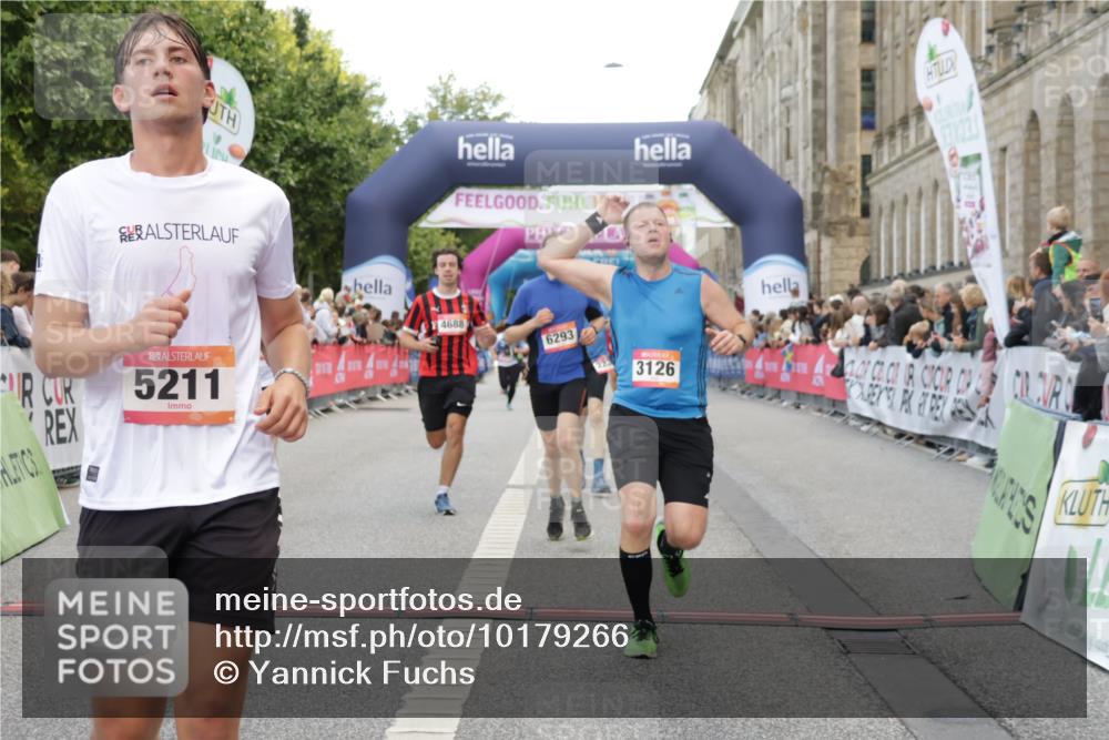 06.09.2026 - CURREX Alsterlauf Yannick Fuchs http://msf.ph/oto/10179266 06.09.2026 09:55:24 Ziel 2012, 2231, 2232, 3126, 3344, 3484, 4512, 4688, 5211, 5314, 5855, 6293, 6367 meine-sportfotos.de