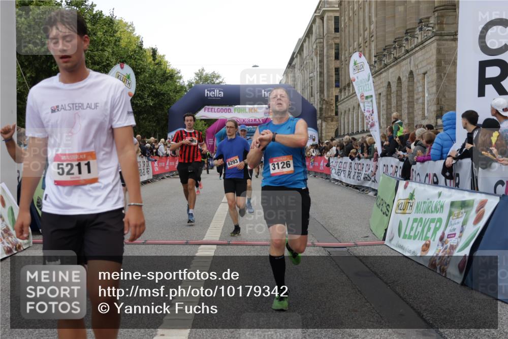 06.09.2026 - CURREX Alsterlauf Yannick Fuchs http://msf.ph/oto/10179342 06.09.2026 09:55:25 Ziel 2012, 2231, 2232, 3126, 3344, 3484, 4512, 4688, 5211, 5314, 5531, 5855, 6293, 6367 meine-sportfotos.de
