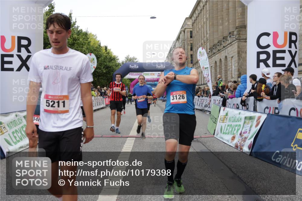 06.09.2026 - CURREX Alsterlauf Yannick Fuchs http://msf.ph/oto/10179398 06.09.2026 09:55:25 Ziel 2012, 2231, 2232, 3126, 3344, 3484, 4512, 4688, 5211, 5314, 5531, 5855, 6293, 6367 meine-sportfotos.de