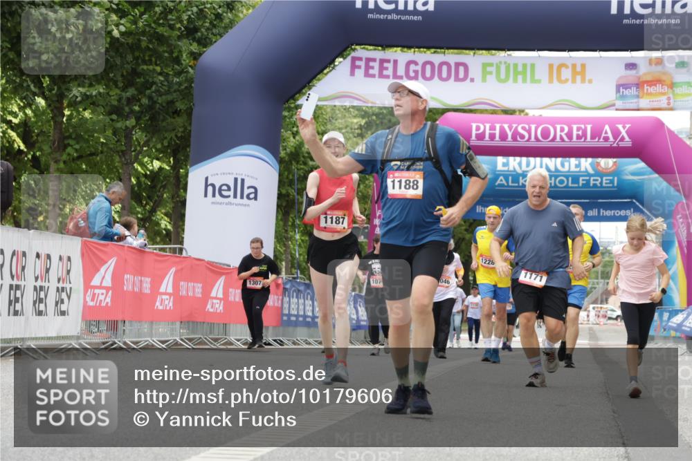 06.09.2026 - CURREX Alsterlauf Yannick Fuchs http://msf.ph/oto/10179606 06.09.2026 12:04:07 Ziel 1142, 1172, 1187, 1188, 1246 meine-sportfotos.de