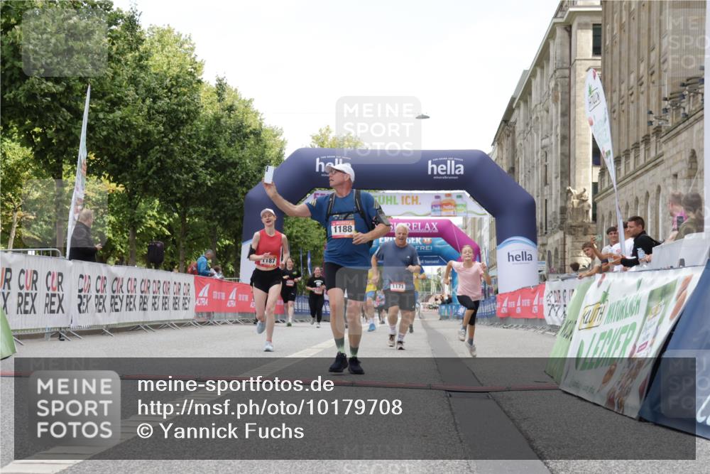 06.09.2026 - CURREX Alsterlauf Yannick Fuchs http://msf.ph/oto/10179708 06.09.2026 12:04:09 Ziel 1142, 1171, 1172, 1187, 1188, 1246 meine-sportfotos.de