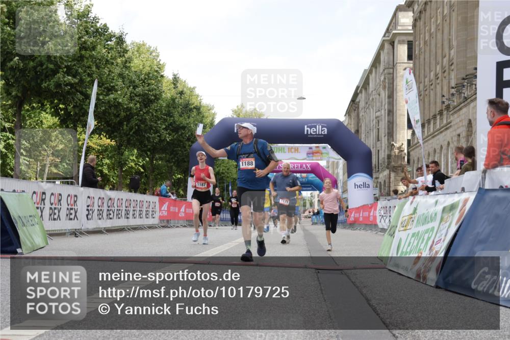 06.09.2026 - CURREX Alsterlauf Yannick Fuchs http://msf.ph/oto/10179725 06.09.2026 12:04:09 Ziel 1142, 1171, 1172, 1187, 1188, 1246 meine-sportfotos.de