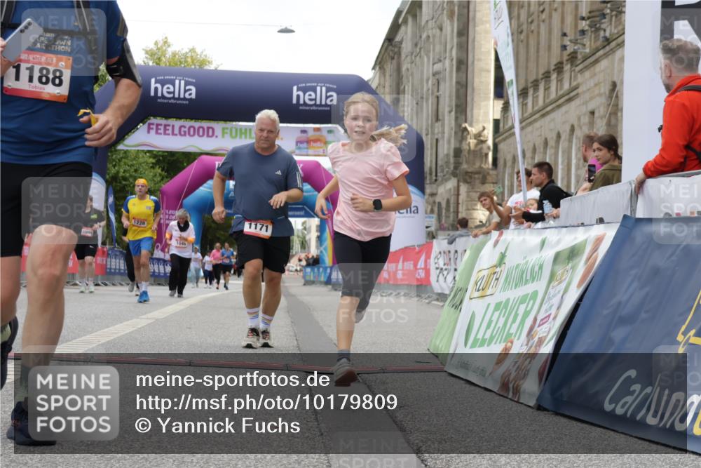 06.09.2026 - CURREX Alsterlauf Yannick Fuchs http://msf.ph/oto/10179809 06.09.2026 12:04:11 Ziel 1171, 1172, 1187, 1188, 1246 meine-sportfotos.de