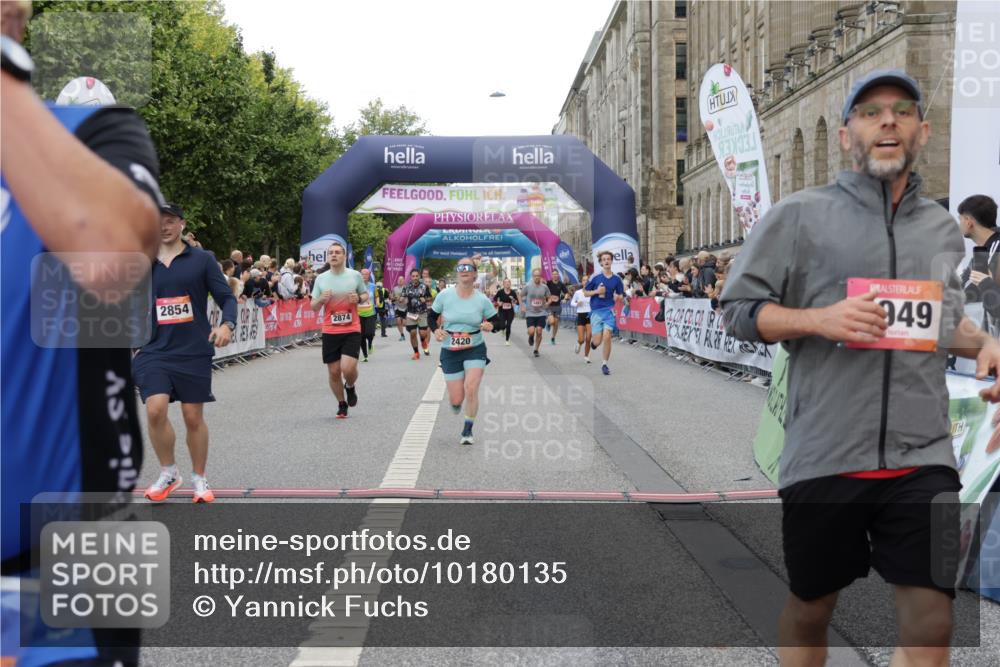 06.09.2026 - CURREX Alsterlauf Yannick Fuchs http://msf.ph/oto/10180135 06.09.2026 09:55:35 Ziel 2308, 2420, 2854, 2874, 3271, 3481, 3550, 4284, 4404, 4827, 4949, 5531, 5720, 6367, 8027 meine-sportfotos.de