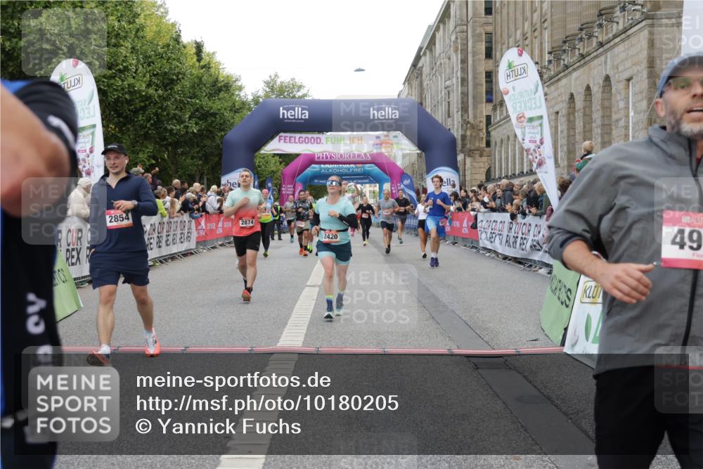 06.09.2026 - CURREX Alsterlauf Yannick Fuchs http://msf.ph/oto/10180205 06.09.2026 09:55:35 Ziel 2308, 2420, 2854, 2874, 3271, 3481, 3550, 4284, 4404, 4827, 4949, 5531, 5720, 6367, 8027 meine-sportfotos.de