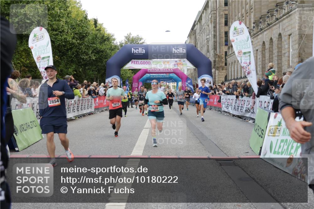 06.09.2026 - CURREX Alsterlauf Yannick Fuchs http://msf.ph/oto/10180222 06.09.2026 09:55:35 Ziel 2308, 2420, 2854, 2874, 3271, 3481, 3550, 4284, 4404, 4827, 4949, 5531, 5720, 6367, 8027 meine-sportfotos.de