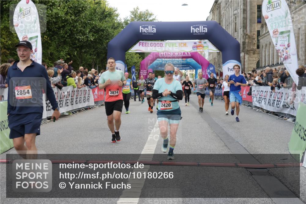 06.09.2026 - CURREX Alsterlauf Yannick Fuchs http://msf.ph/oto/10180266 06.09.2026 09:55:36 Ziel 2308, 2420, 2854, 2874, 3271, 3481, 3550, 3929, 4284, 4404, 4827, 4949, 4962, 5531, 5720, 6479, 8027, 8204 meine-sportfotos.de