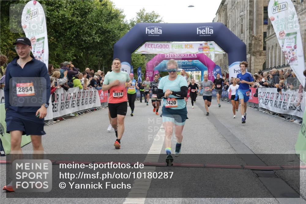 06.09.2026 - CURREX Alsterlauf Yannick Fuchs http://msf.ph/oto/10180287 06.09.2026 09:55:36 Ziel 2308, 2420, 2854, 2874, 3271, 3481, 3550, 3929, 4284, 4404, 4827, 4949, 4962, 5531, 5720, 6479, 8027, 8204 meine-sportfotos.de