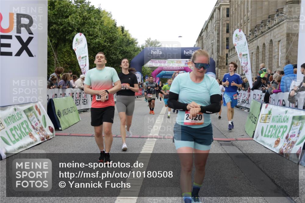 06.09.2026 - CURREX Alsterlauf Yannick Fuchs http://msf.ph/oto/10180508 06.09.2026 09:55:38 Ziel 2117, 2308, 2420, 2854, 2874, 3051, 3271, 3481, 3550, 3799, 3929, 4284, 4404, 4827, 4949, 4962, 5720, 6034, 6479, 8027, 8204 meine-sportfotos.de
