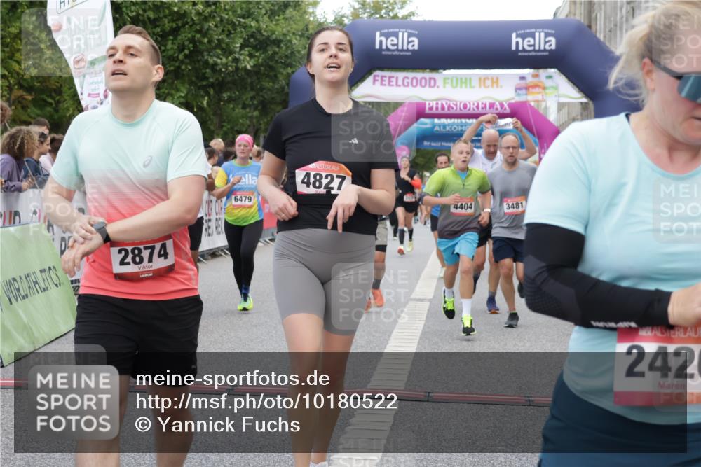06.09.2026 - CURREX Alsterlauf Yannick Fuchs http://msf.ph/oto/10180522 06.09.2026 09:55:39 Ziel 2117, 2308, 2420, 2479, 2854, 2874, 3051, 3481, 3550, 3799, 3929, 4284, 4404, 4827, 4949, 4962, 5720, 6034, 6479, 8027, 8204 meine-sportfotos.de
