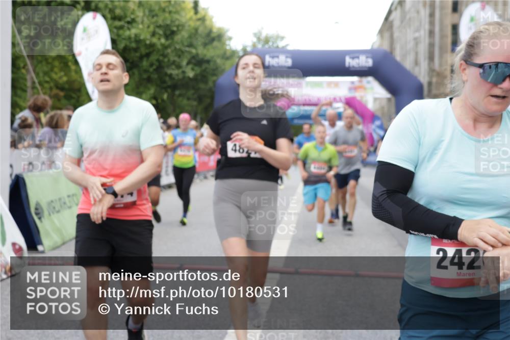06.09.2026 - CURREX Alsterlauf Yannick Fuchs http://msf.ph/oto/10180531 06.09.2026 09:55:39 Ziel 2117, 2308, 2420, 2479, 2854, 2874, 3051, 3481, 3550, 3799, 3929, 4284, 4404, 4827, 4949, 4962, 5720, 6034, 6479, 8027, 8204 meine-sportfotos.de